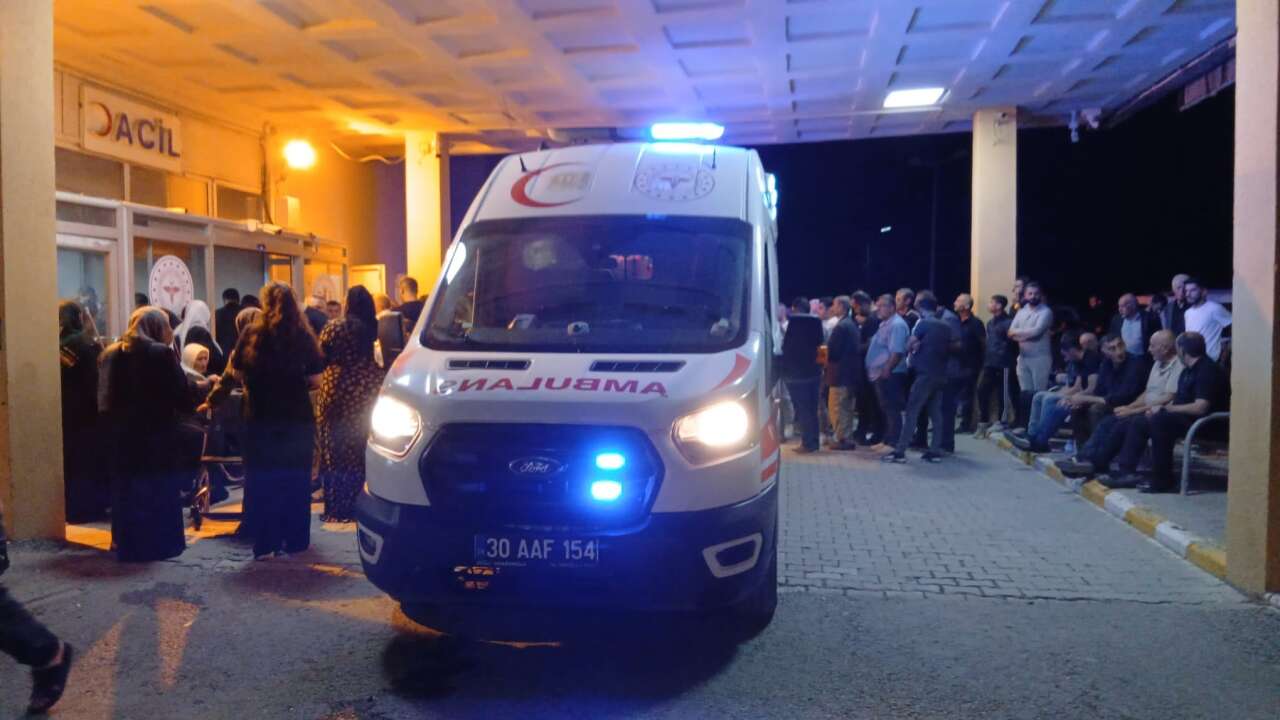 Seyir halindeki otomobilde yangın! Baba ve 2 çocuğu alevlerin arasında kaldı 4